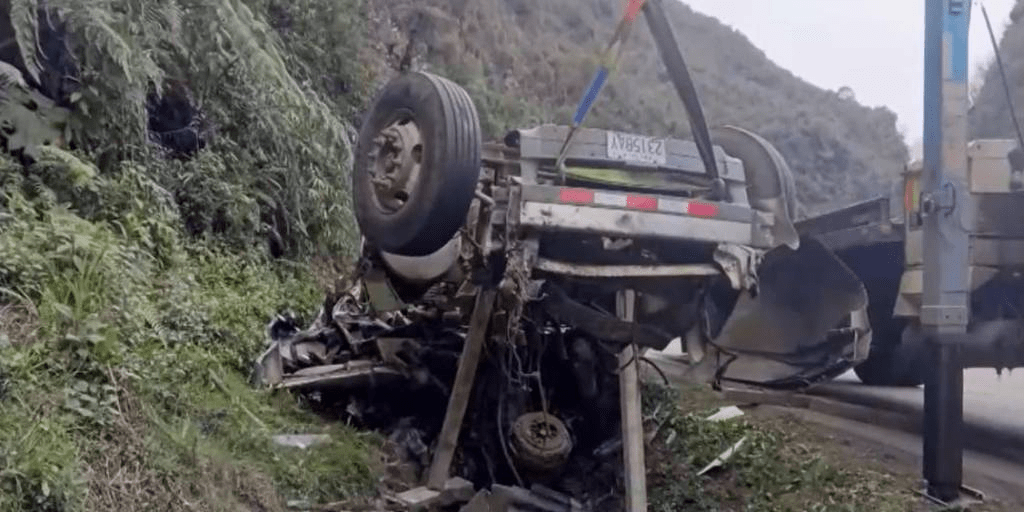 Chofer Muere Atrapado Entre Los Fierros De Su Cami N Tras Volcar En La